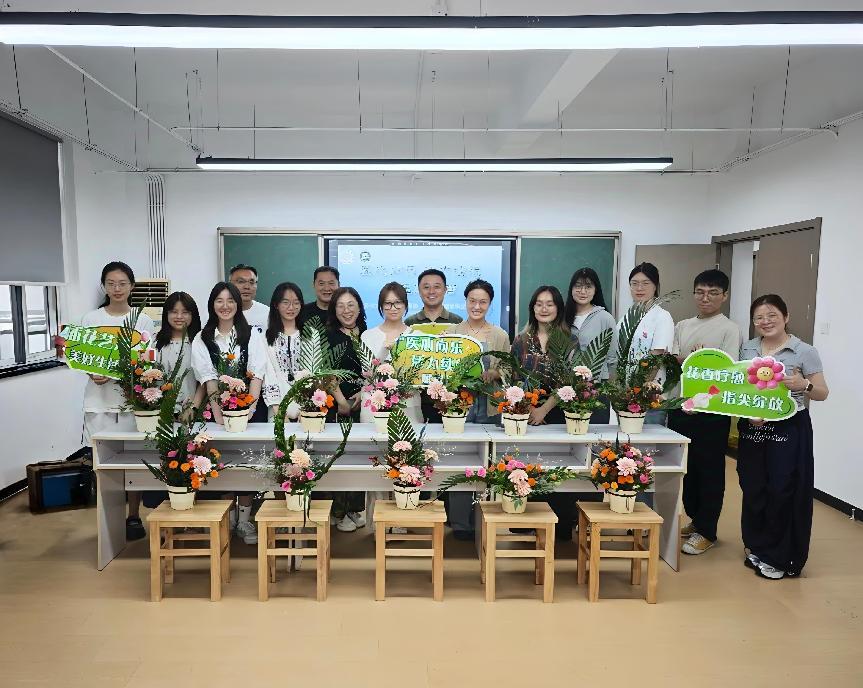 乐动（中国）组织资深花艺师资团队走进常州市第一人民医院开展艺术插花培训活动